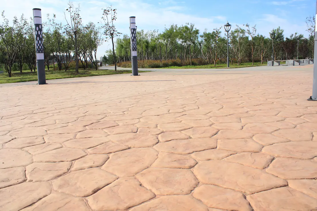 Zone de repos d'une université avec un sol en béton imprimé à Cournon-d'Auvergne